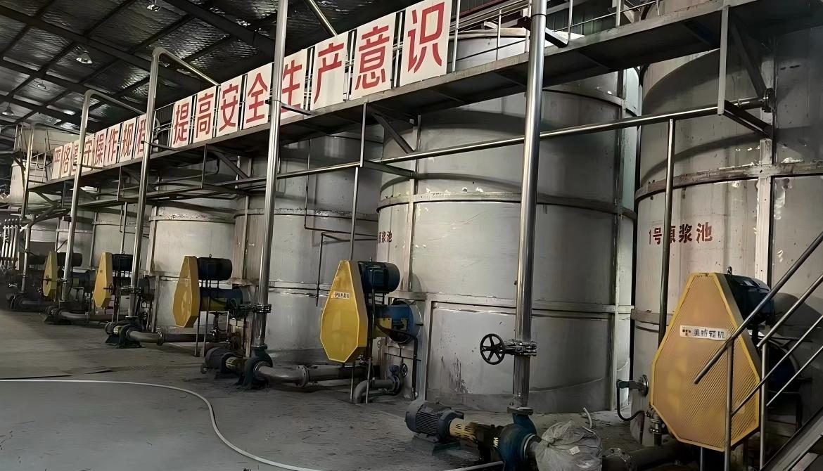 Used 1575 one large + four small three-cylinder mould paper machine for high-quality moulded paper production with stable operation